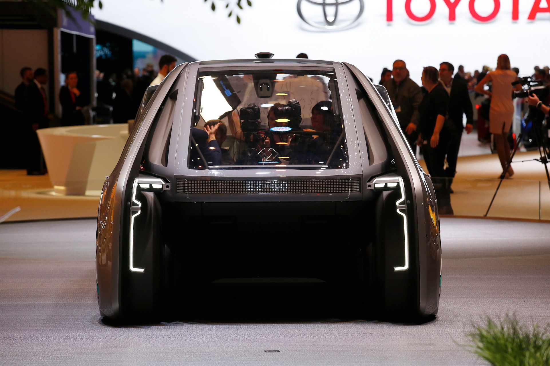 Renault-EZ-Go-10 Renault EZ-GO Concept Wants To Autonomously Shuttle You And Your Friends