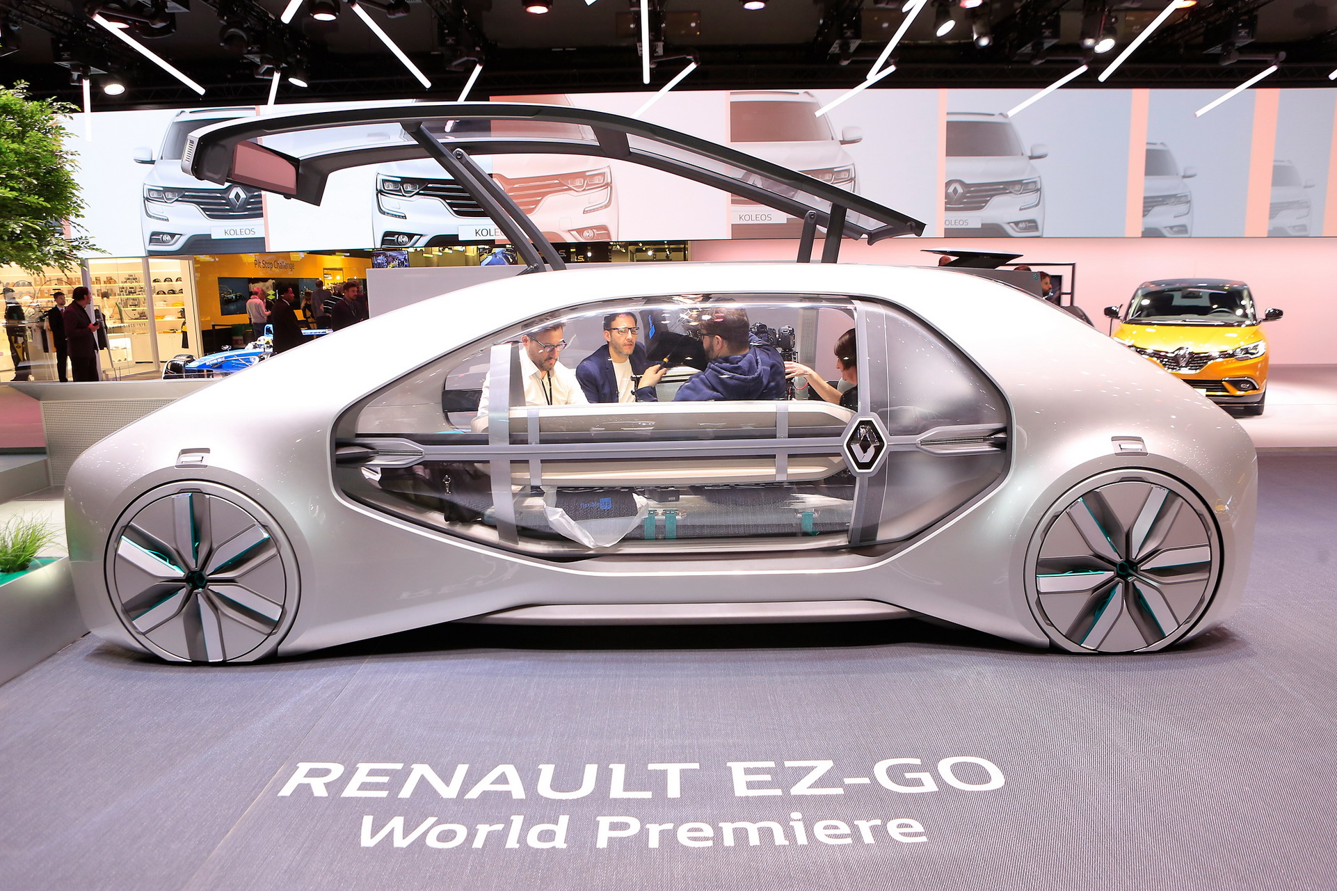 Renault-EZ-Go-2 Renault EZ-GO Concept Wants To Autonomously Shuttle You And Your Friends
