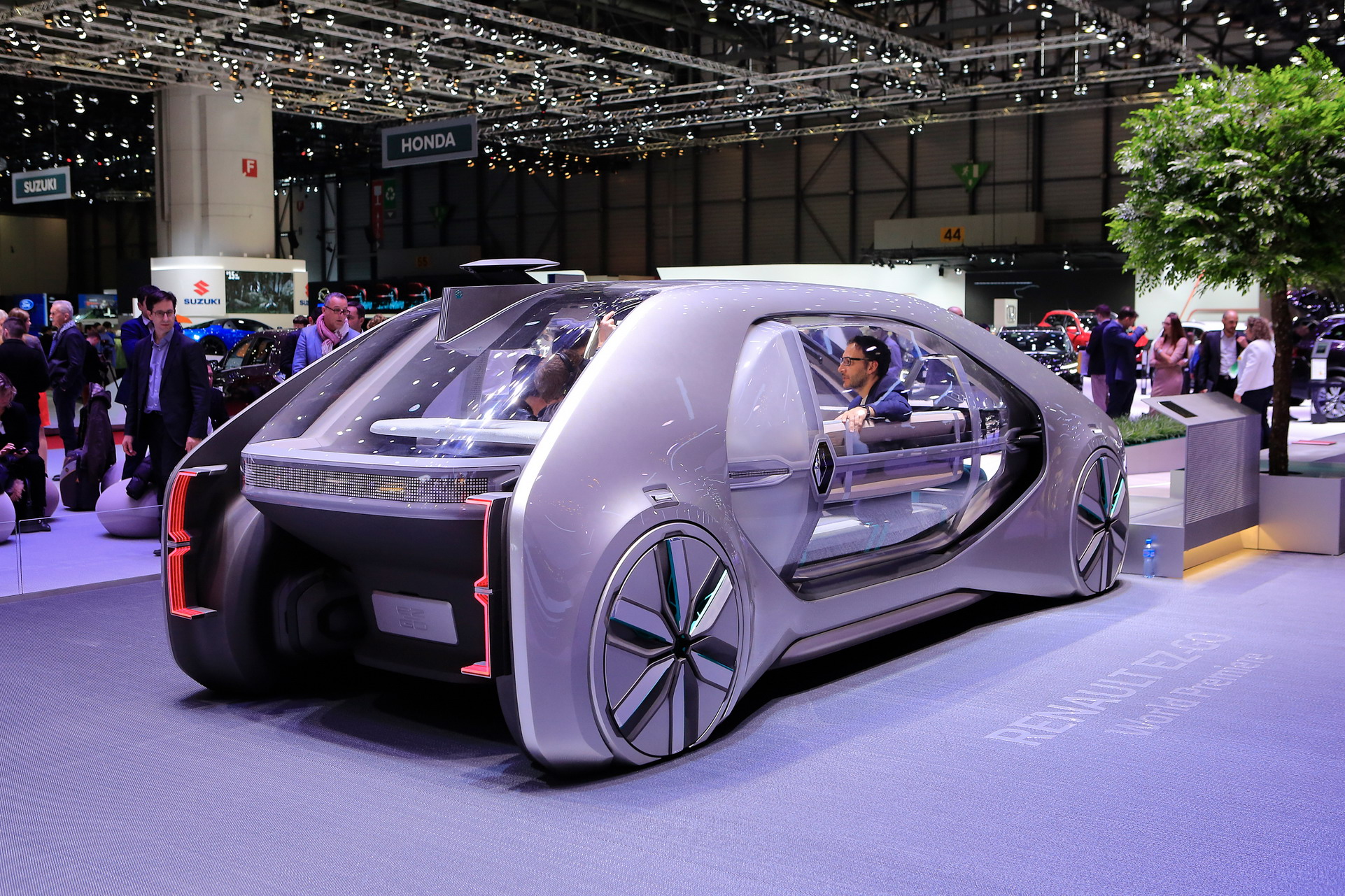 Renault-EZ-Go-4 Renault EZ-GO Concept Wants To Autonomously Shuttle You And Your Friends