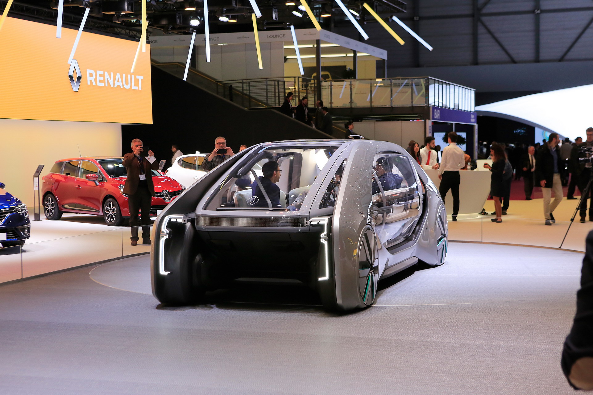 Renault-EZ-Go-5 Renault EZ-GO Concept Wants To Autonomously Shuttle You And Your Friends