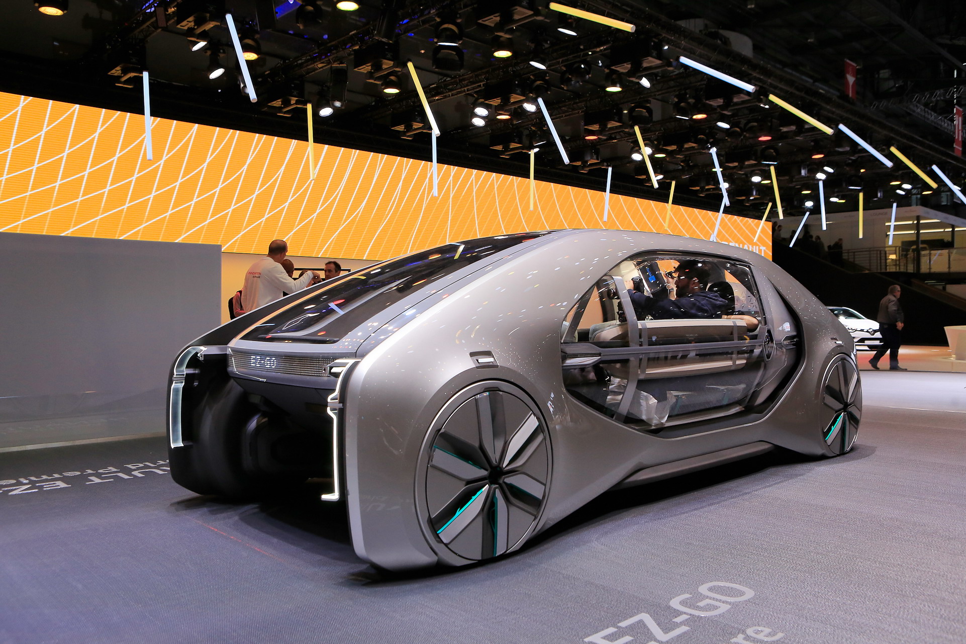 Renault-EZ-Go-8 Renault EZ-GO Concept Wants To Autonomously Shuttle You And Your Friends