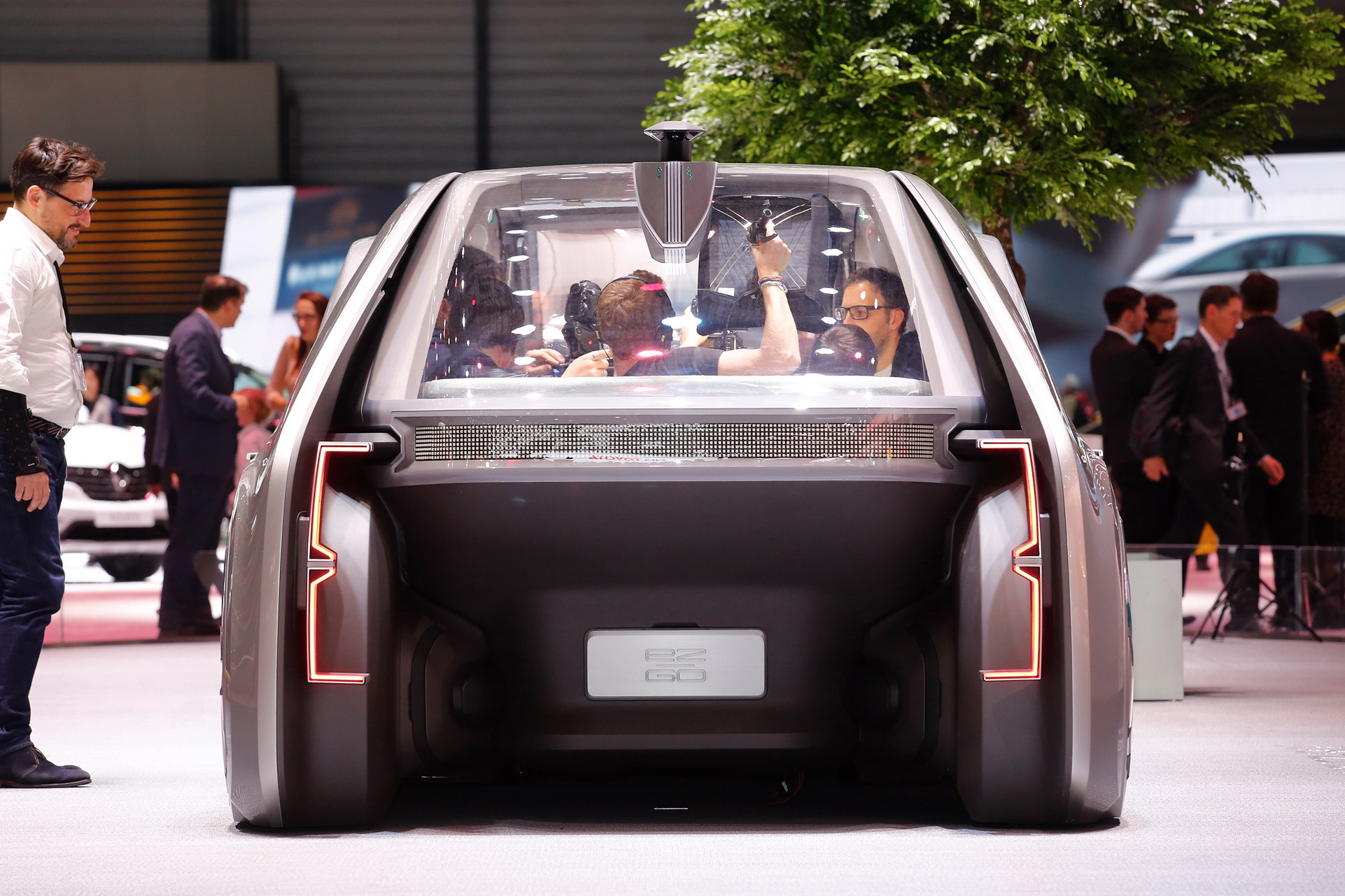 Renault-EZ-Go-9 Renault EZ-GO Concept Wants To Autonomously Shuttle You And Your Friends