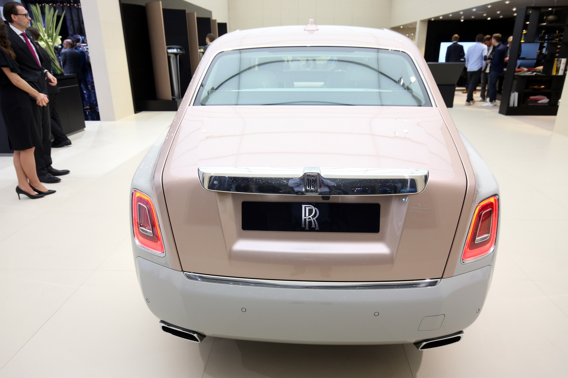 Rolls-Royce-Dawn-Phantom-10 Rolls-Royce Dawn Showcased With New Cowling Alongside Bespoke Phantoms In Geneva