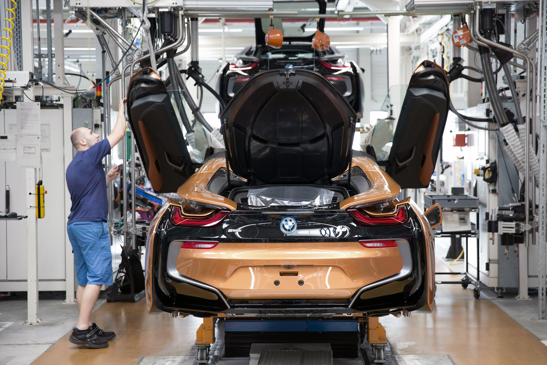 bmw-i8-roadster-production-02 New BMW i8 Roadster Starts Rolling Off The Line In Leipzig