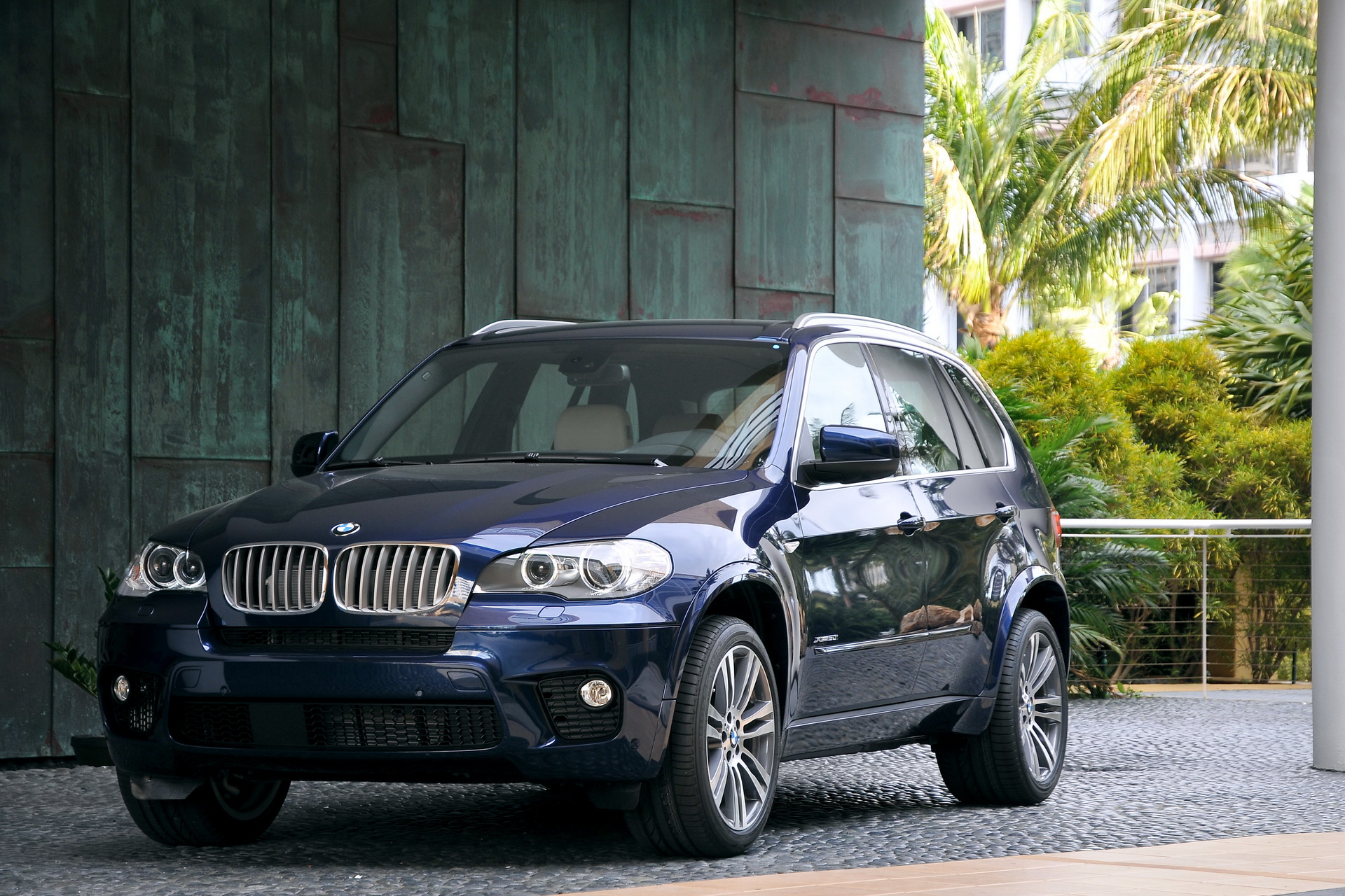 bmw-x5-cuts-off-mans-thumb-1 Man Sues BMW After X5’s Automatic Soft-Closing Door Cut Off His Thumb