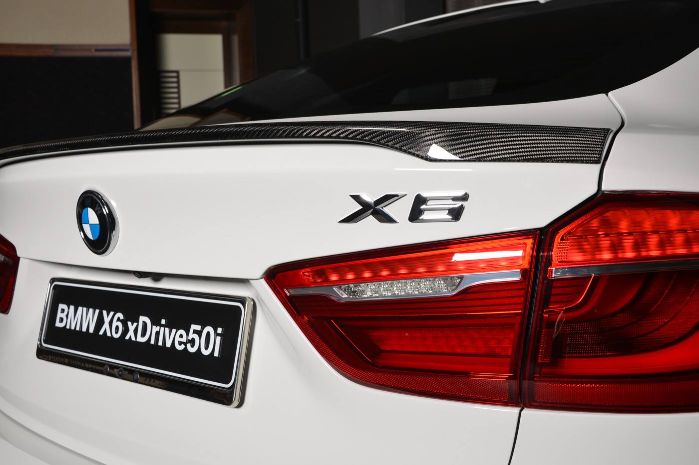 bmw-x6-xdrive50i-abu-dhabi-16 White BMW X6 Flaunts M Performance Kit And Custom Exhaust
