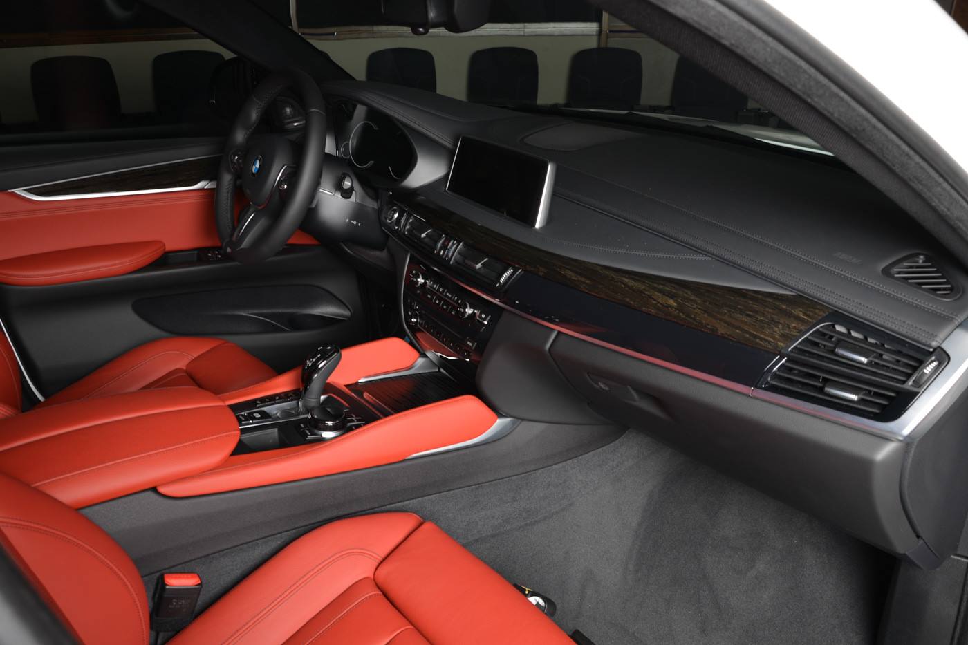 bmw-x6-xdrive50i-abu-dhabi-9 White BMW X6 Flaunts M Performance Kit And Custom Exhaust