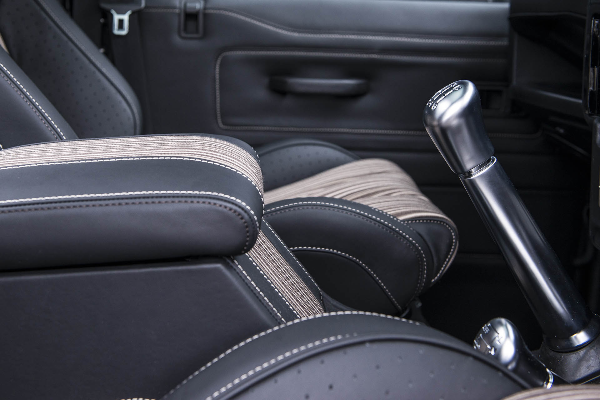 chelsea-defender-6x6-8 Chelsea Truck Company’s Flying Huntsman Steps Into Mercedes G63 6×6’s Shadow