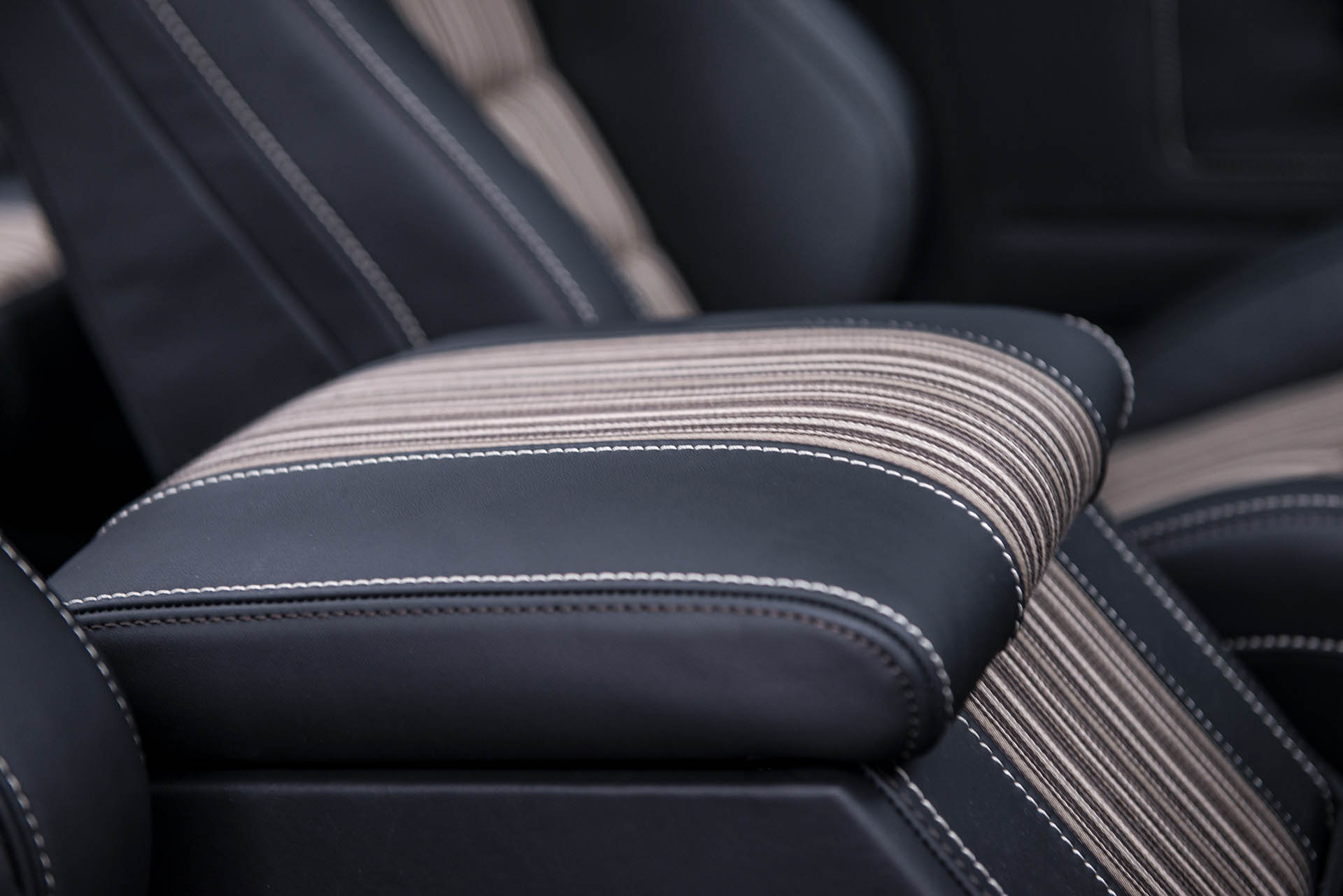 chelsea-defender-6x6-9 Chelsea Truck Company’s Flying Huntsman Steps Into Mercedes G63 6×6’s Shadow