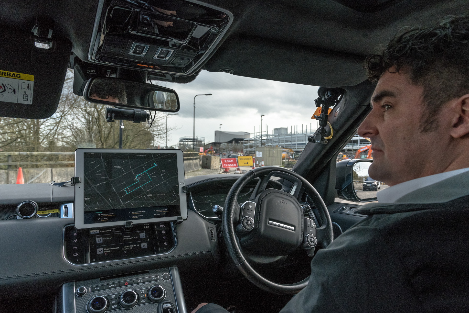 jlr-self-driving-valet-parking-12 Your Future Jaguar Or Land Rover Will Set Off To Park Itself In Even The Tightest Spaces