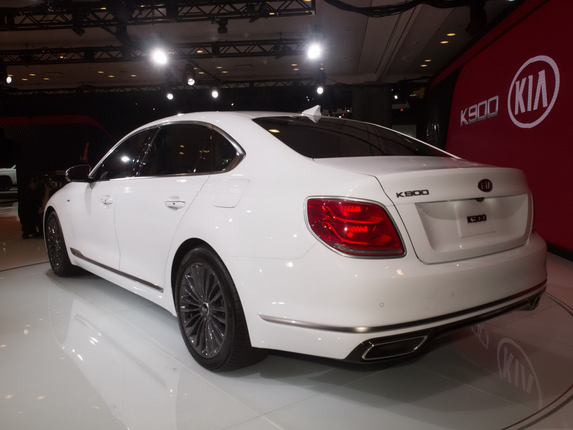 kia-k900-all-new-ny-livepics-4 Four Things You Should Know About Kia’s All-New K900