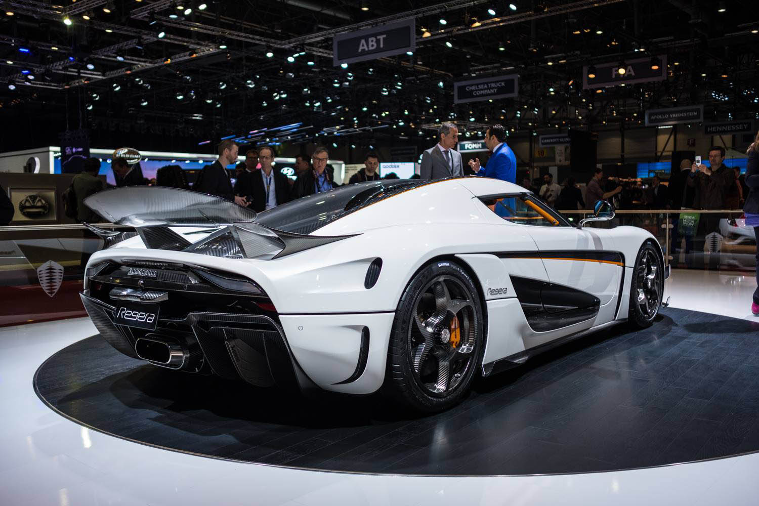 koenigsegg-regera-geneva-white-06 Koenigsegg Regera In White Looks Like A Ghost In A Carbon-Fiber Shell