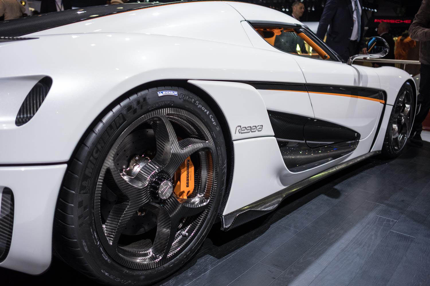 koenigsegg-regera-geneva-white-07 Koenigsegg Regera In White Looks Like A Ghost In A Carbon-Fiber Shell