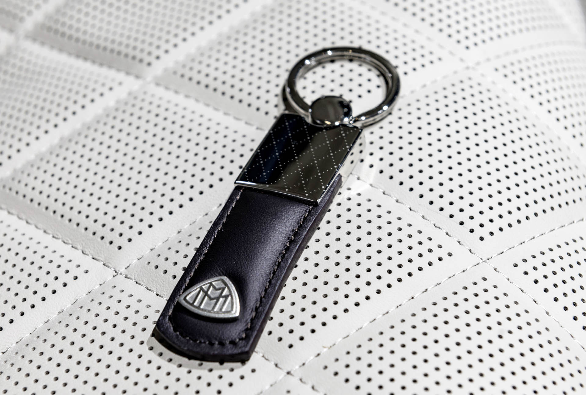 Exklusive Kollektion von MAYBACH – ICONS OF LUXURY: Farblich passende Gepäckstücke und edle Accessoires für die new-look Mercedes-Maybach S-Klasse Mercedes Offers Maybach S650 Customers A Matching Luggage Set – And Much More