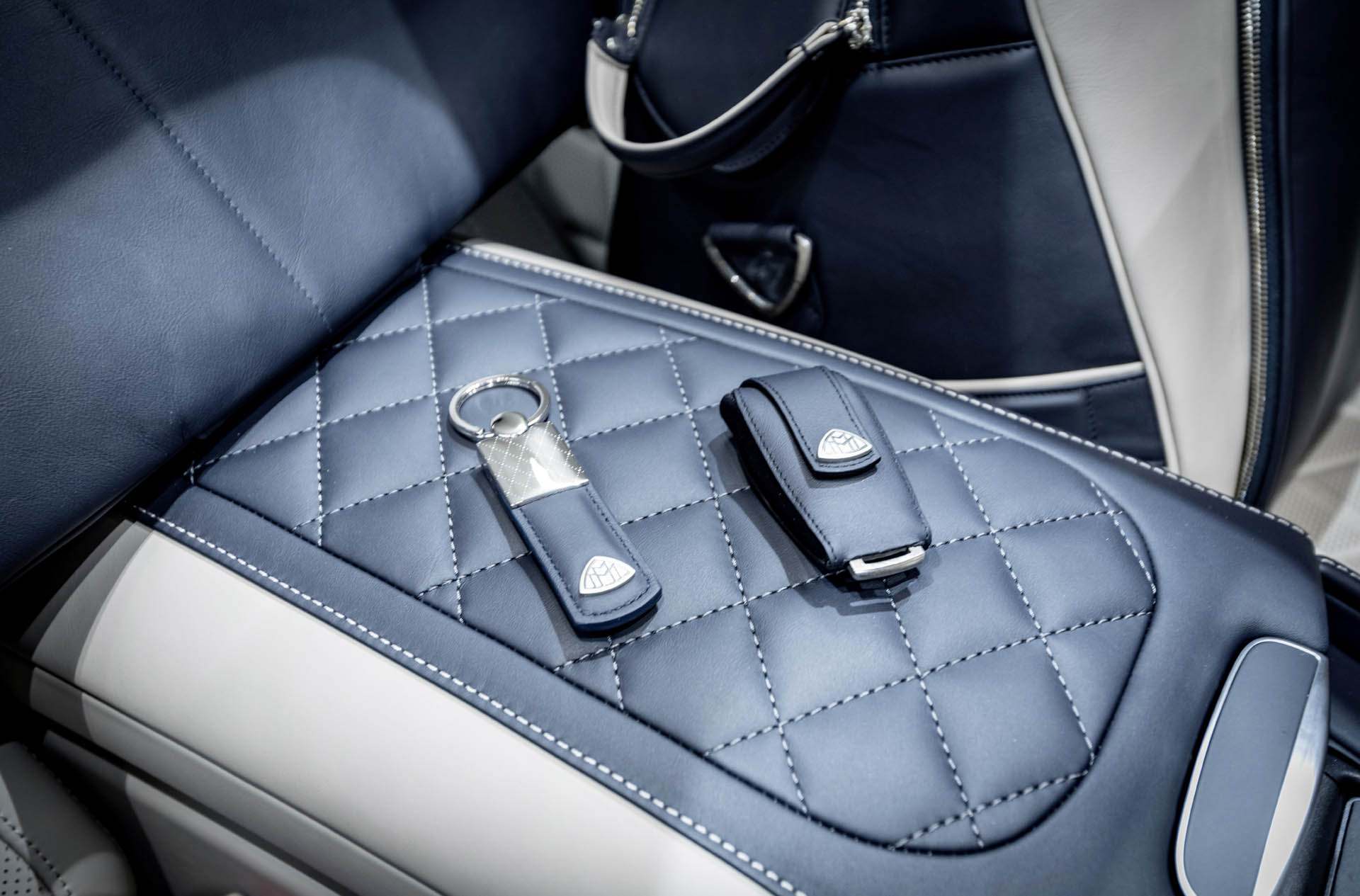 Exklusive Kollektion von MAYBACH – ICONS OF LUXURY: Farblich passende Gepäckstücke und edle Accessoires für die new-look Mercedes-Maybach S-Klasse Mercedes Offers Maybach S650 Customers A Matching Luggage Set – And Much More