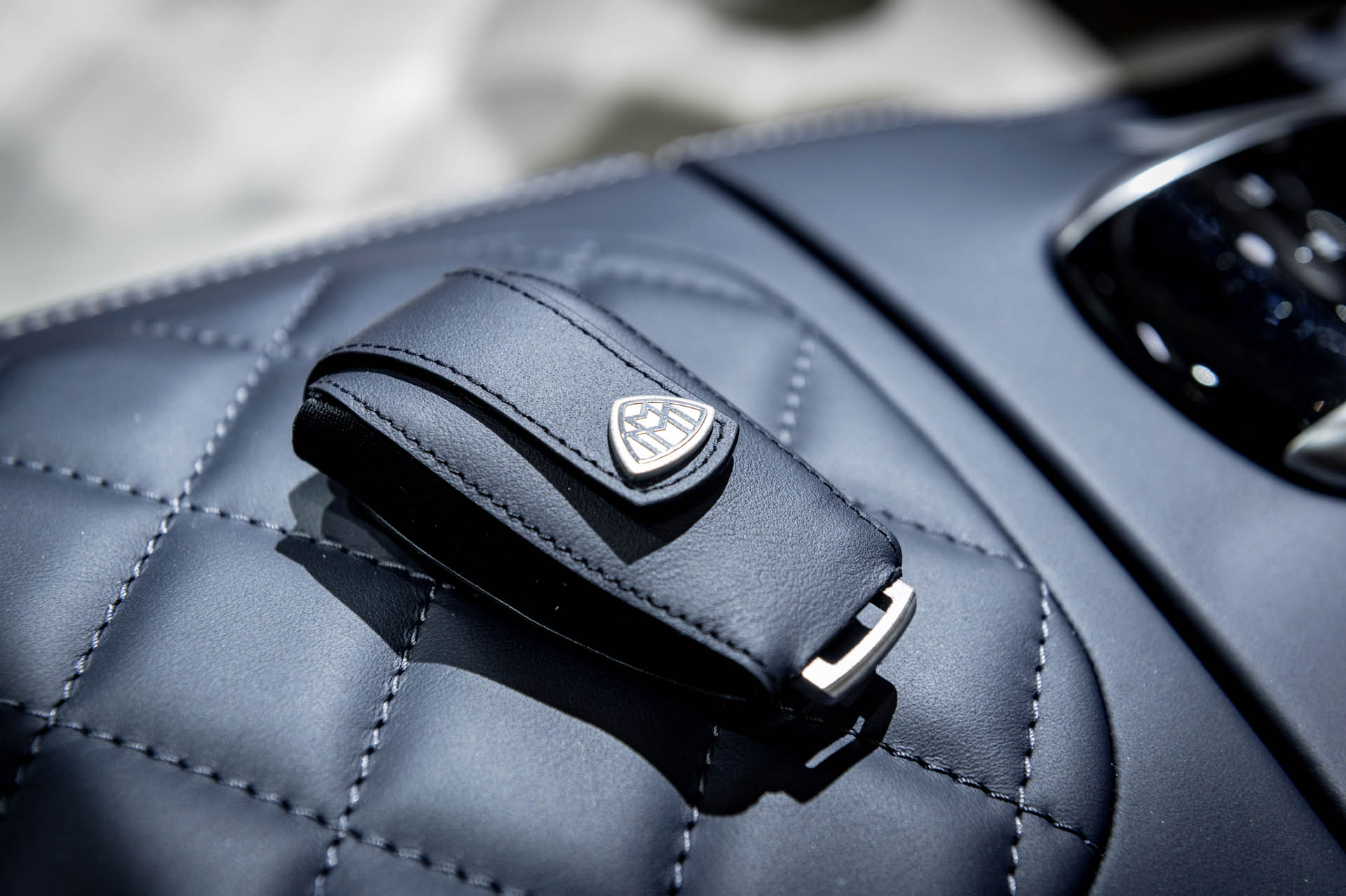Exklusive Kollektion von MAYBACH – ICONS OF LUXURY: Farblich passende Gepäckstücke und edle Accessoires für die new-look Mercedes-Maybach S-Klasse Mercedes Offers Maybach S650 Customers A Matching Luggage Set – And Much More