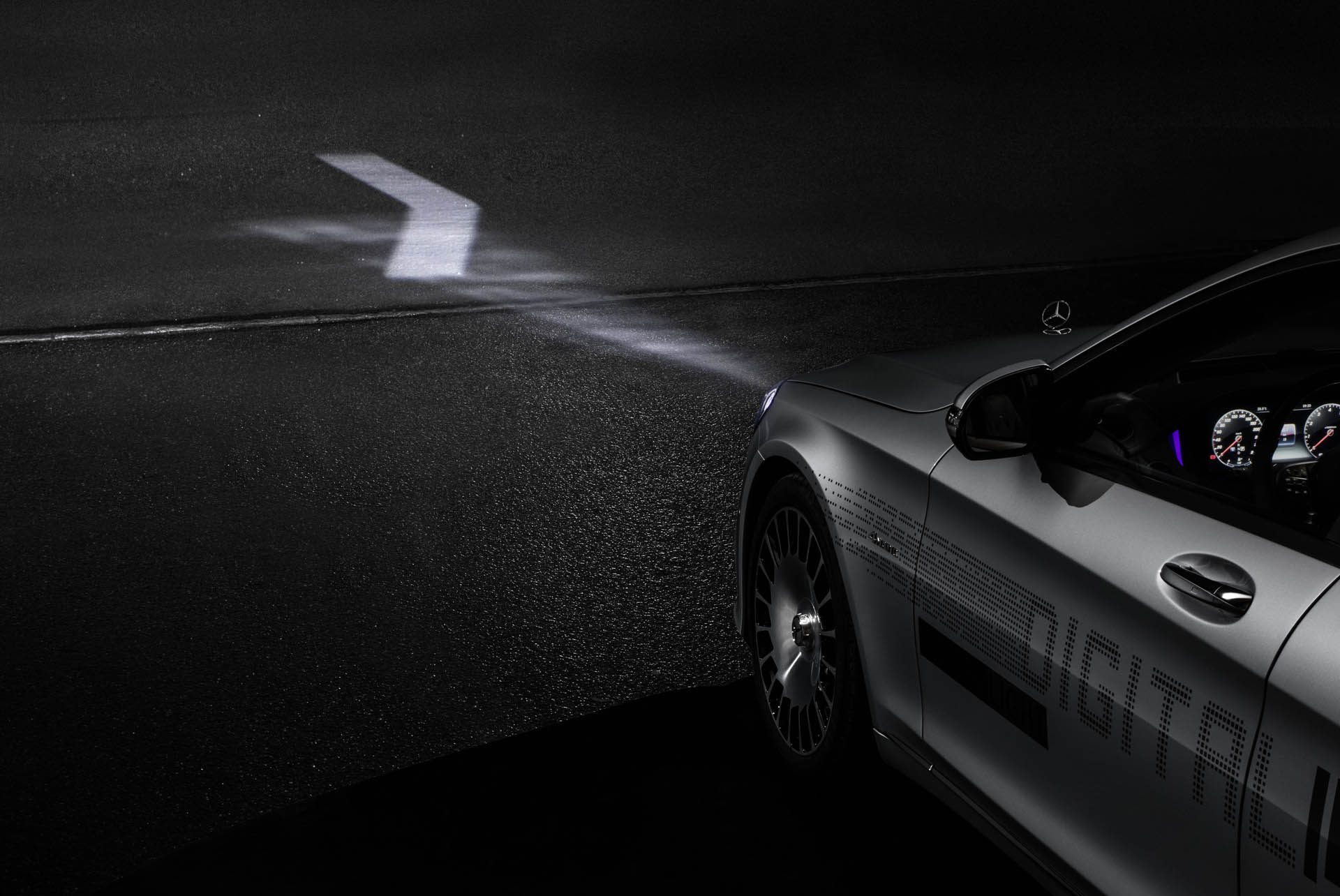 Weltpremiere in der Mercedes-Maybach S-Klasse: DIGITAL LIGHT: Das Licht der Zukunft kommt auf die Straße Maybach S-Class Packs Over A Million Pixels Into Its New Digital Headlights