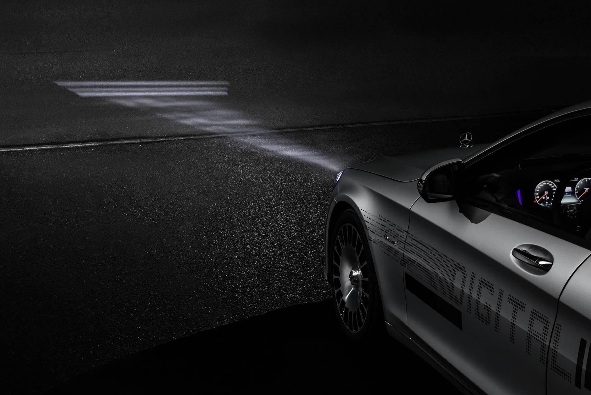 Weltpremiere in der Mercedes-Maybach S-Klasse: DIGITAL LIGHT: Das Licht der Zukunft kommt auf die Straße Maybach S-Class Packs Over A Million Pixels Into Its New Digital Headlights
