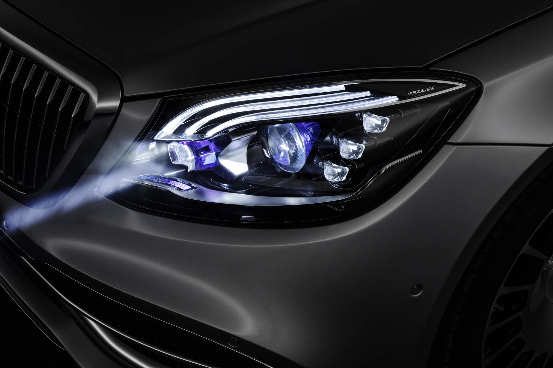 Weltpremiere in der Mercedes-Maybach S-Klasse: DIGITAL LIGHT: Das Licht der Zukunft kommt auf die Straße Maybach S-Class Packs Over A Million Pixels Into Its New Digital Headlights