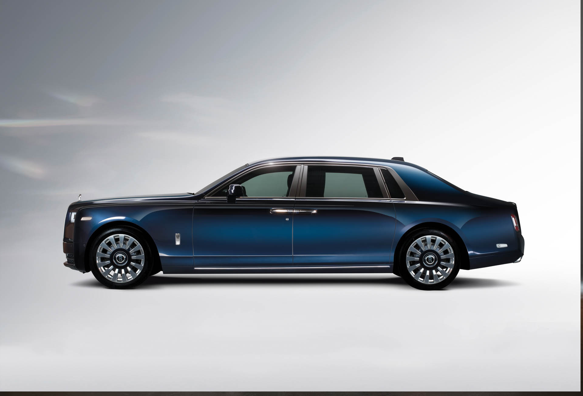 rolls-royce-geneva2018-12 Rolls-Royce Dawn Showcased With New Cowling Alongside Bespoke Phantoms In Geneva