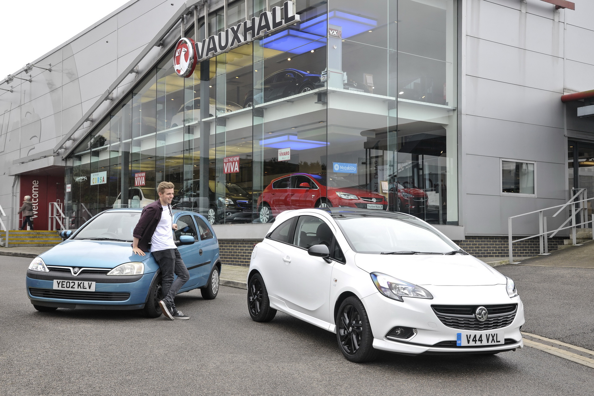 vauxhall-showroom-uk-1 PSA Might Close 100 Vauxhall Dealers In The UK To Reduce Costs