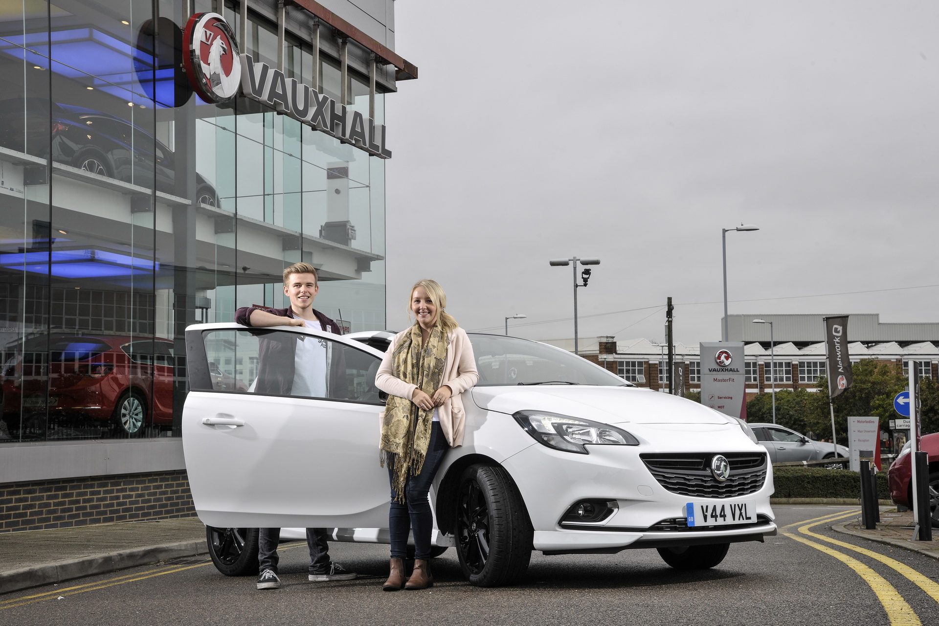 vauxhall-showroom-uk-2 PSA Might Close 100 Vauxhall Dealers In The UK To Reduce Costs