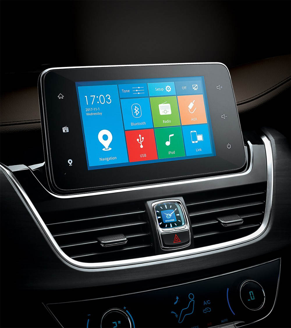 wuling-cortez-head unit Wuling Cortez Shows That GM Still Sells Minivans (In Indonesia)