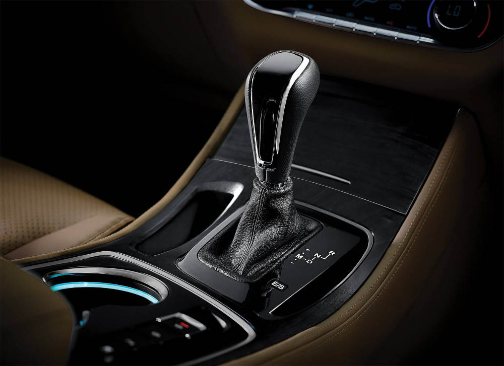 wuling-cortez-shift lever knob (atm) Wuling Cortez Shows That GM Still Sells Minivans (In Indonesia)