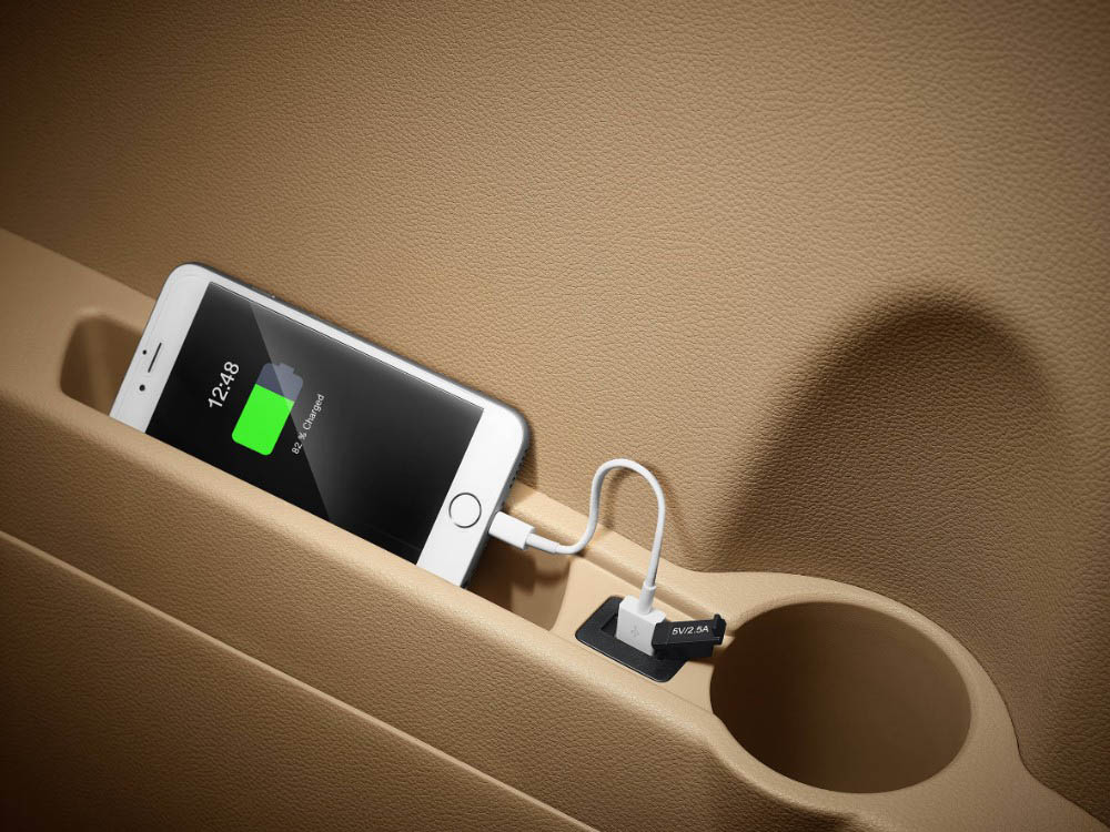 wuling-cortez-usb charger (3rd row) Wuling Cortez Shows That GM Still Sells Minivans (In Indonesia)