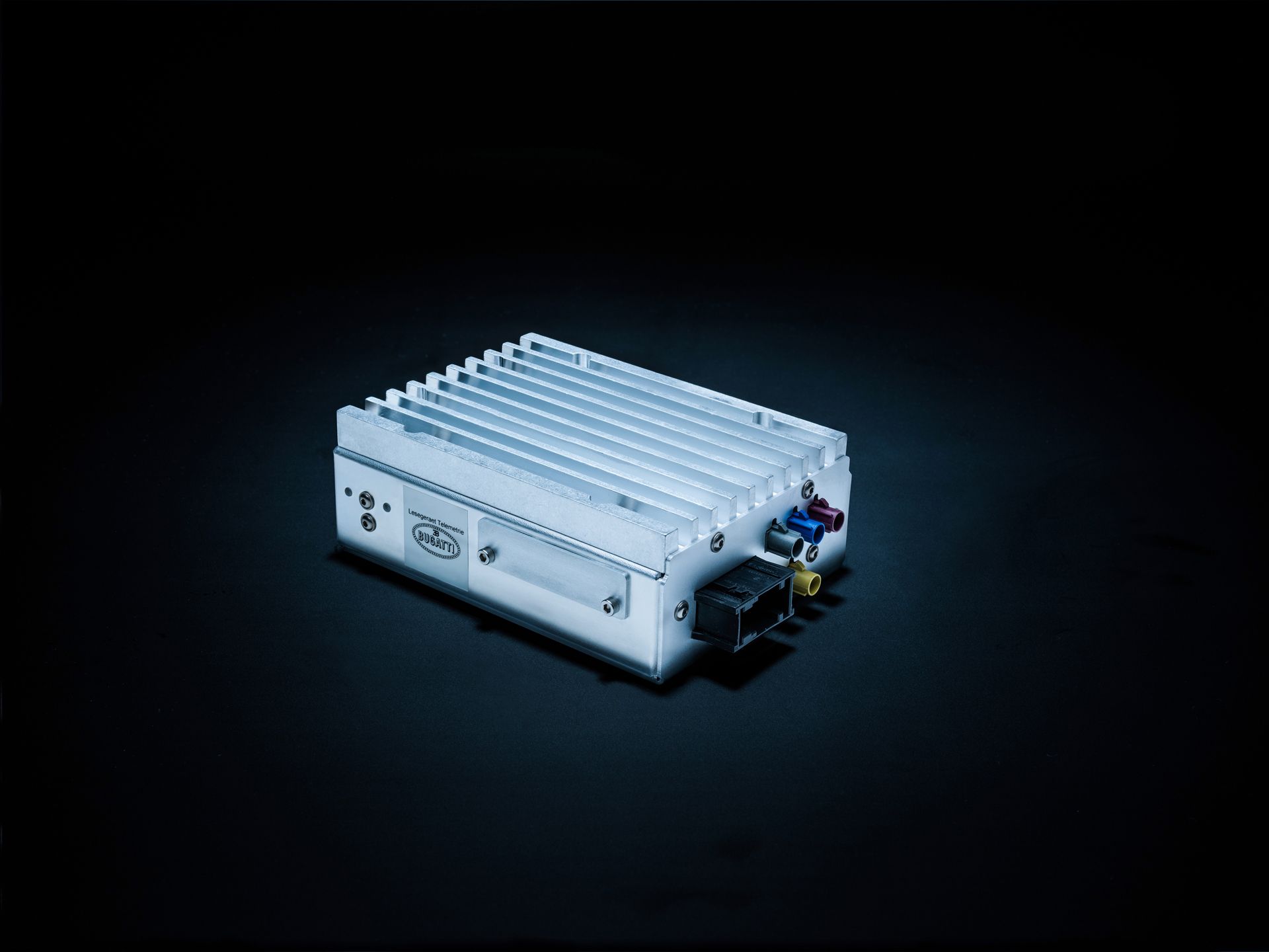 02_Bugatti_Telemetrie-box Bugatti Monitors Each Chiron’s Telemetry Remotely In Real Time
