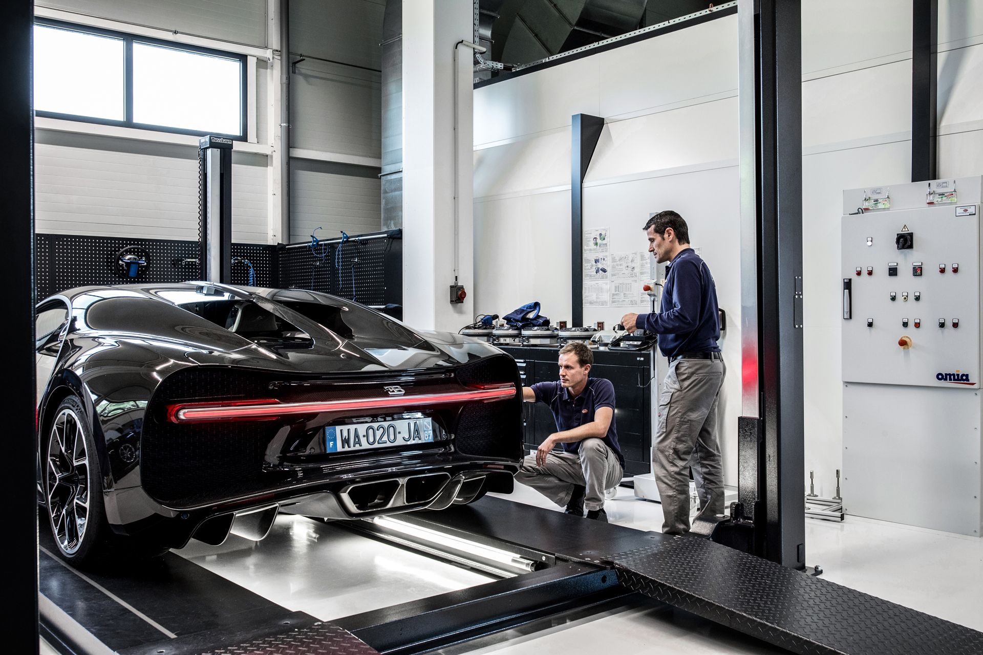 05_Bugatti_FlyingDoctor Bugatti Monitors Each Chiron’s Telemetry Remotely In Real Time