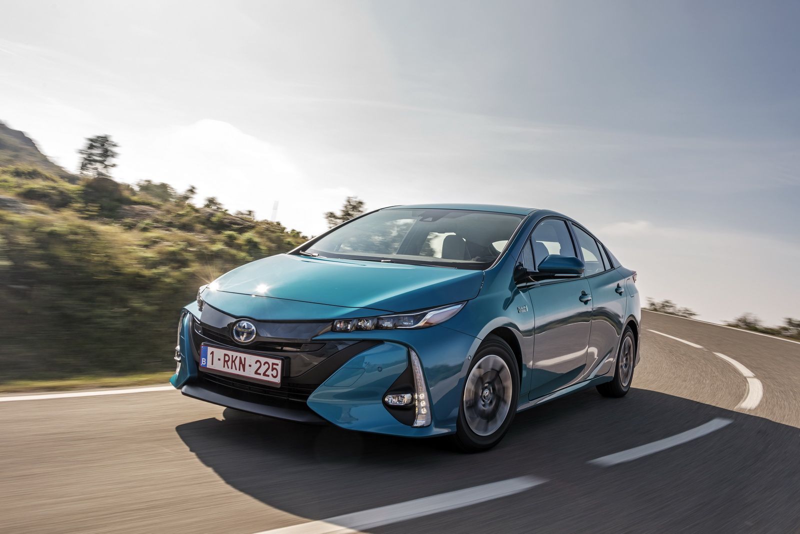 2017-Toyota-PriusPHEV-22 Toyota To Make The Prius Look Less Like An Alien And More Like The Prime