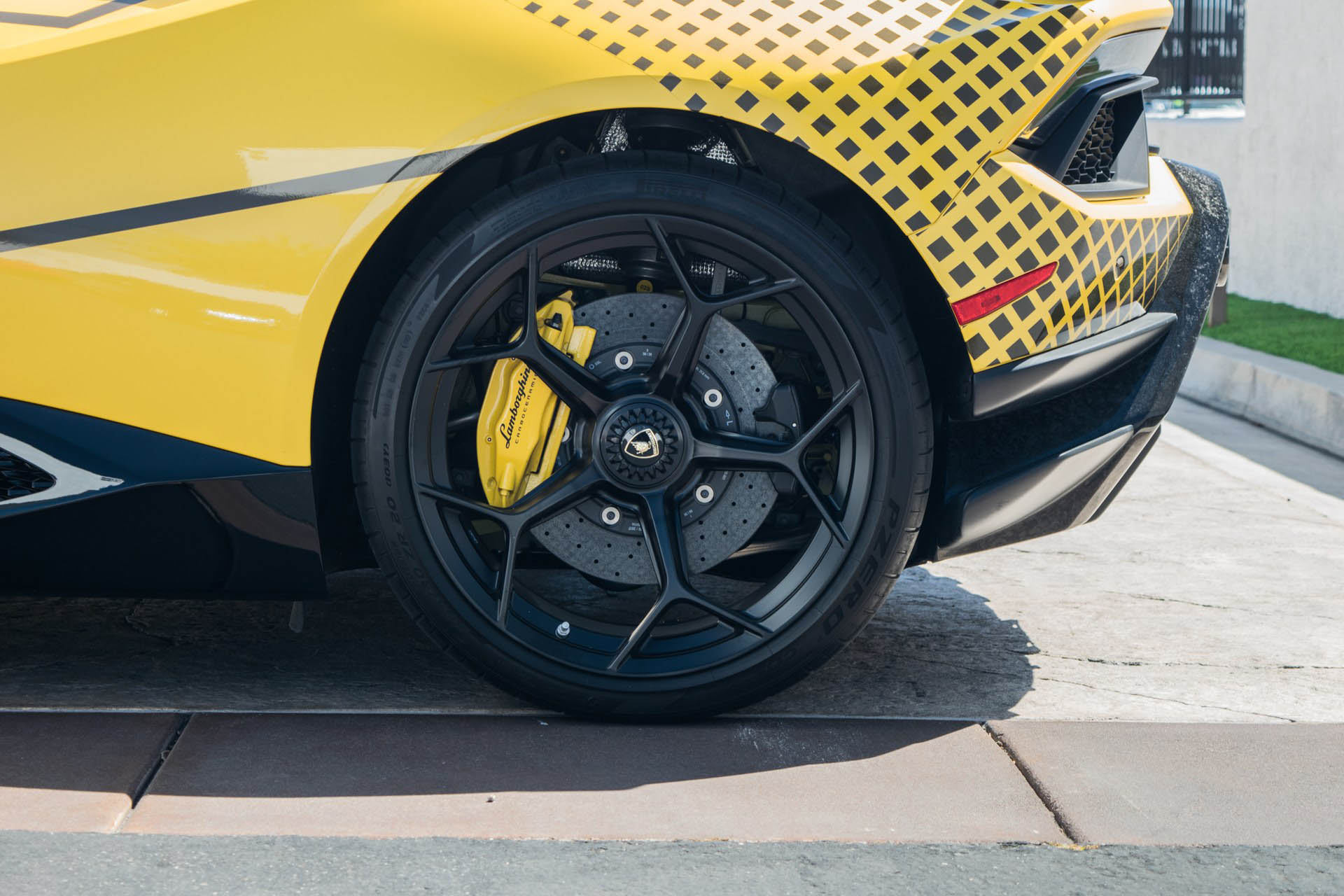 2018-Lamborghini-Huracan-Performante-05 Lamborghini Huracan Performante Has Already Hit The ‘Used’ Car Market