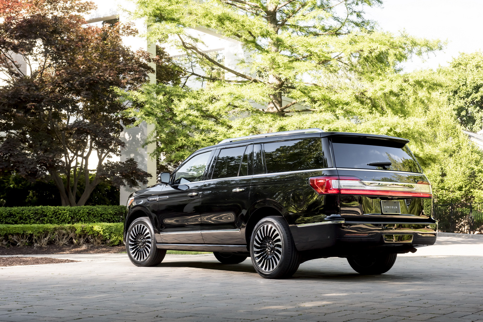 2018-Lincoln-Navigator-02 Ford Reports Record SUV Sales – Expedition, F-Series, Navigator Fly Off Dealer Lots