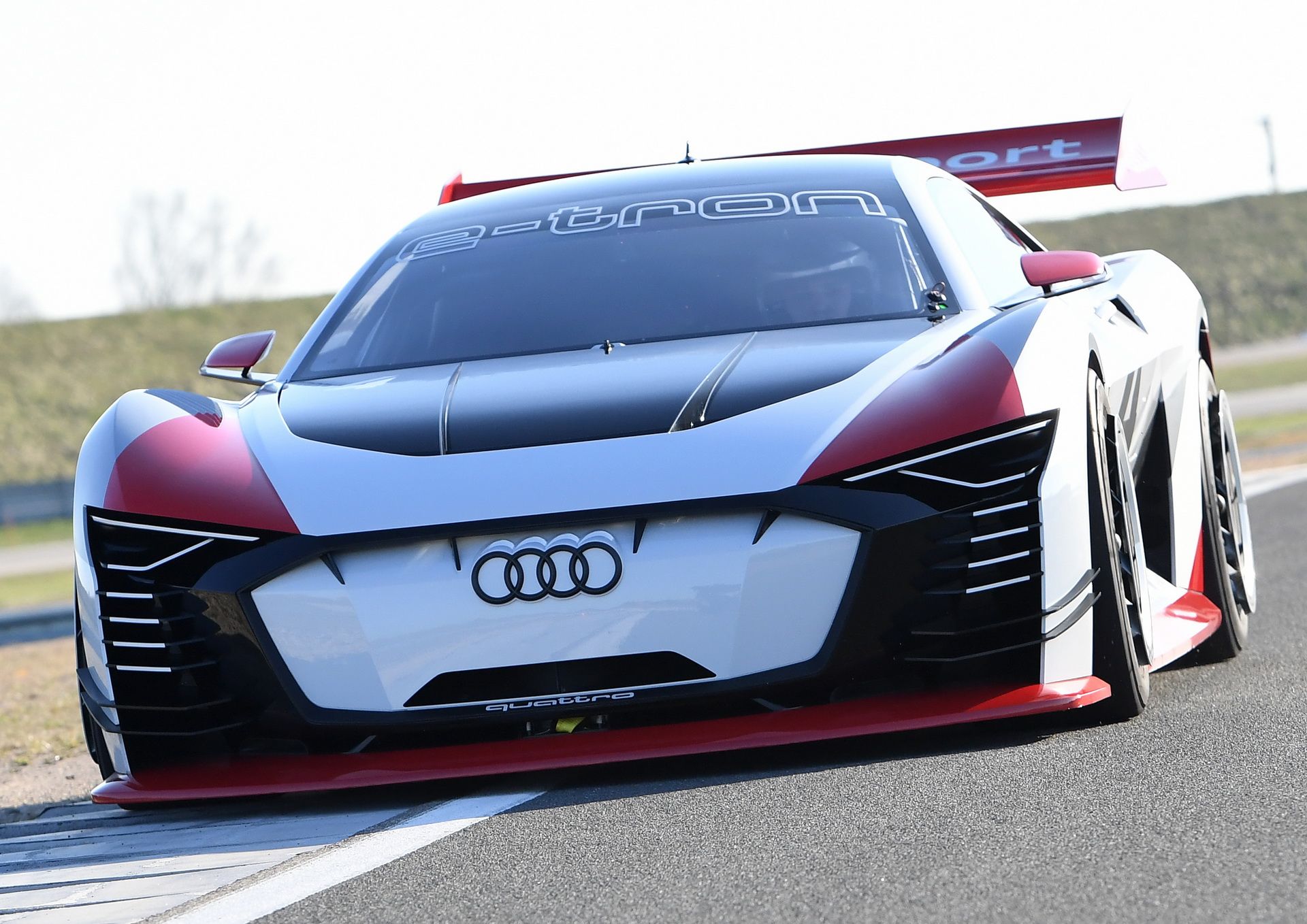 2018-audi-e-tron-vision-gran-turismo-5 Audi e-Tron Vision Gran Turismo Unveiled As Electric Race Taxi With 804HP