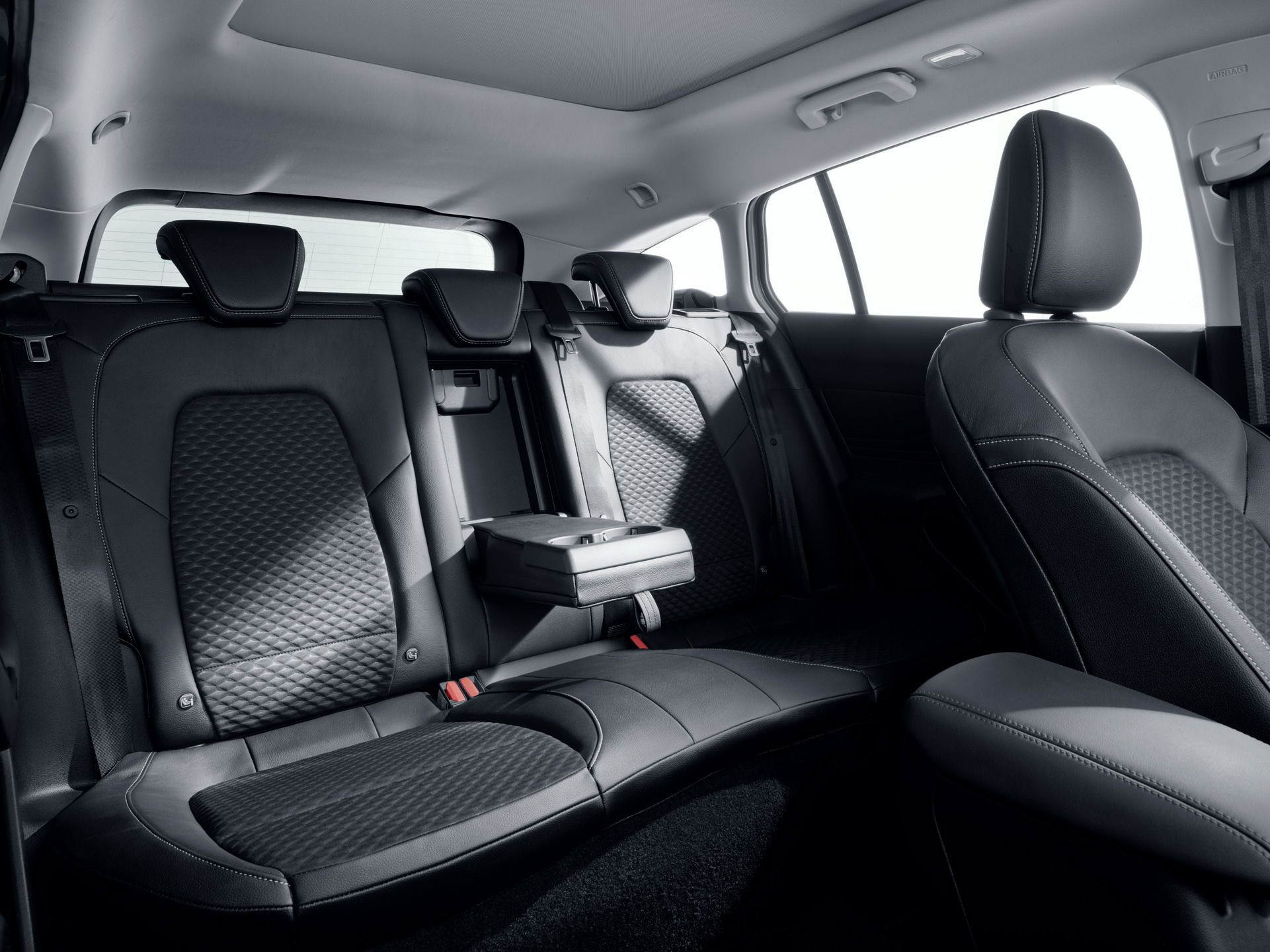 FORD_2018_FOCUS_TITANIUM_STUDIO_19 2019 Ford Focus: Full Details Plus 200 Photos On Hatch, Sedan, Wagon And Crossover