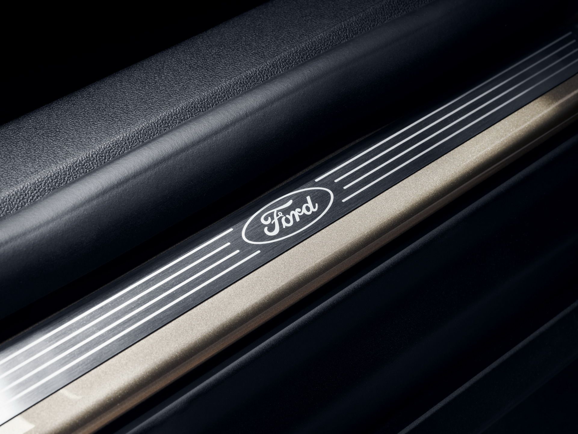 FORD_2018_FOCUS_TITANIUM_STUDIO_24 2019 Ford Focus: Full Details Plus 200 Photos On Hatch, Sedan, Wagon And Crossover