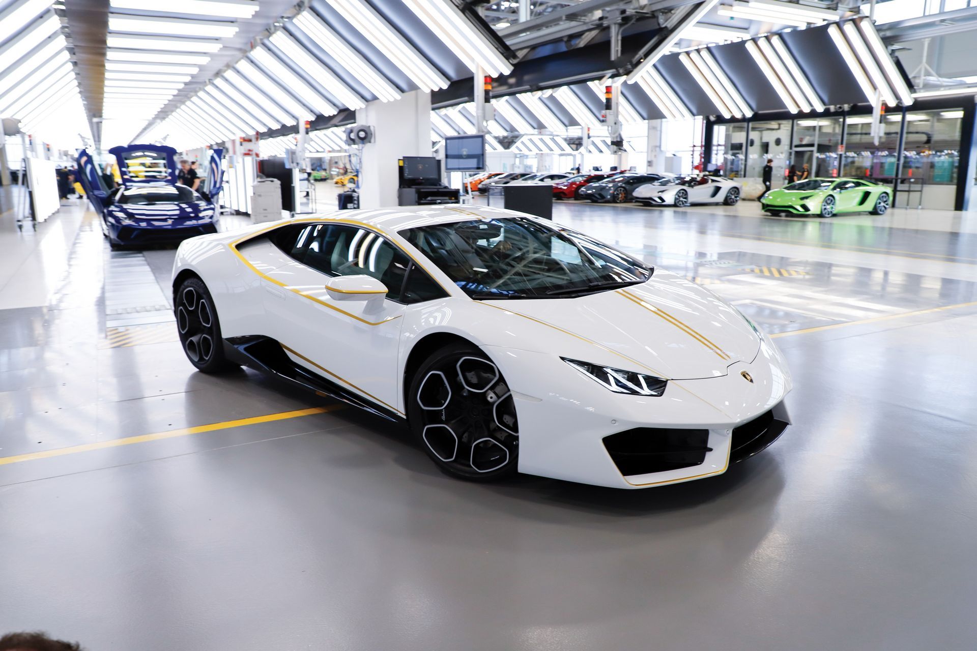 Pope-Lamborghini-Huracan-Auction-13 The Pope’s Lamborghini Huracan Expected To Fetch $300-425k In Auction