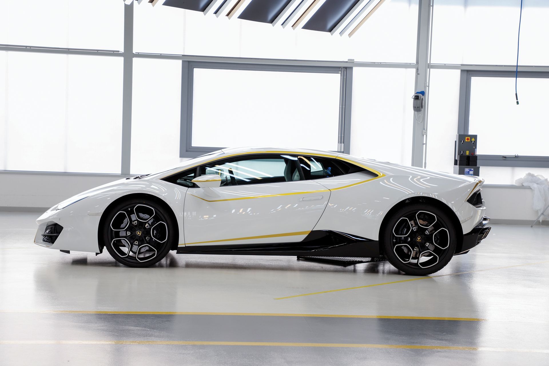 Pope-Lamborghini-Huracan-Auction-8 The Pope’s Lamborghini Huracan Expected To Fetch $300-425k In Auction