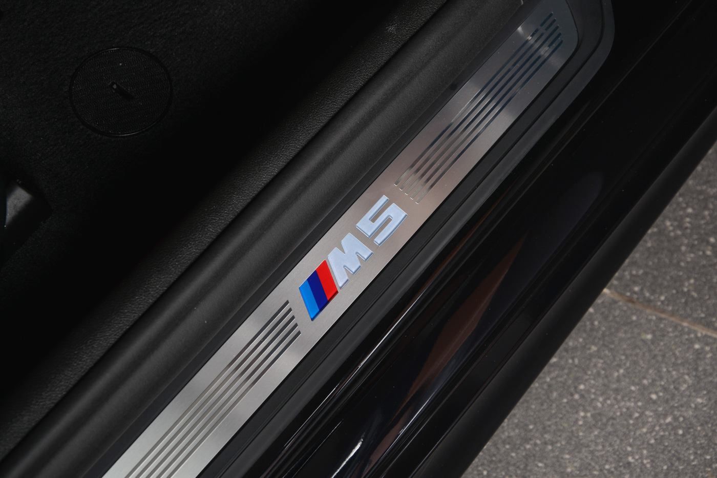 bmw-m5-azurite-black-abu-dhabi-11 Does The All New BMW M5 Look More Stylish In Azurite Black?