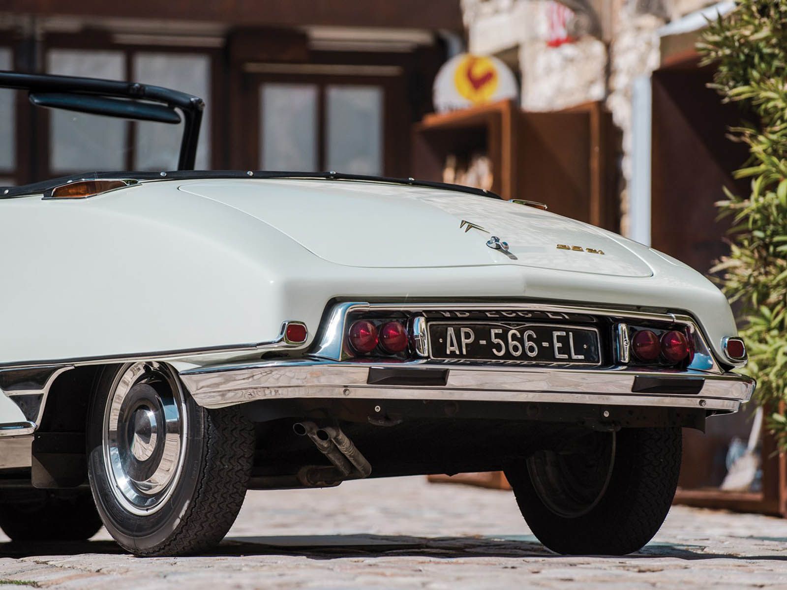 citroen-ds-convertible-12 Imagine Touring France In This Timeless Drop-Top Goddess
