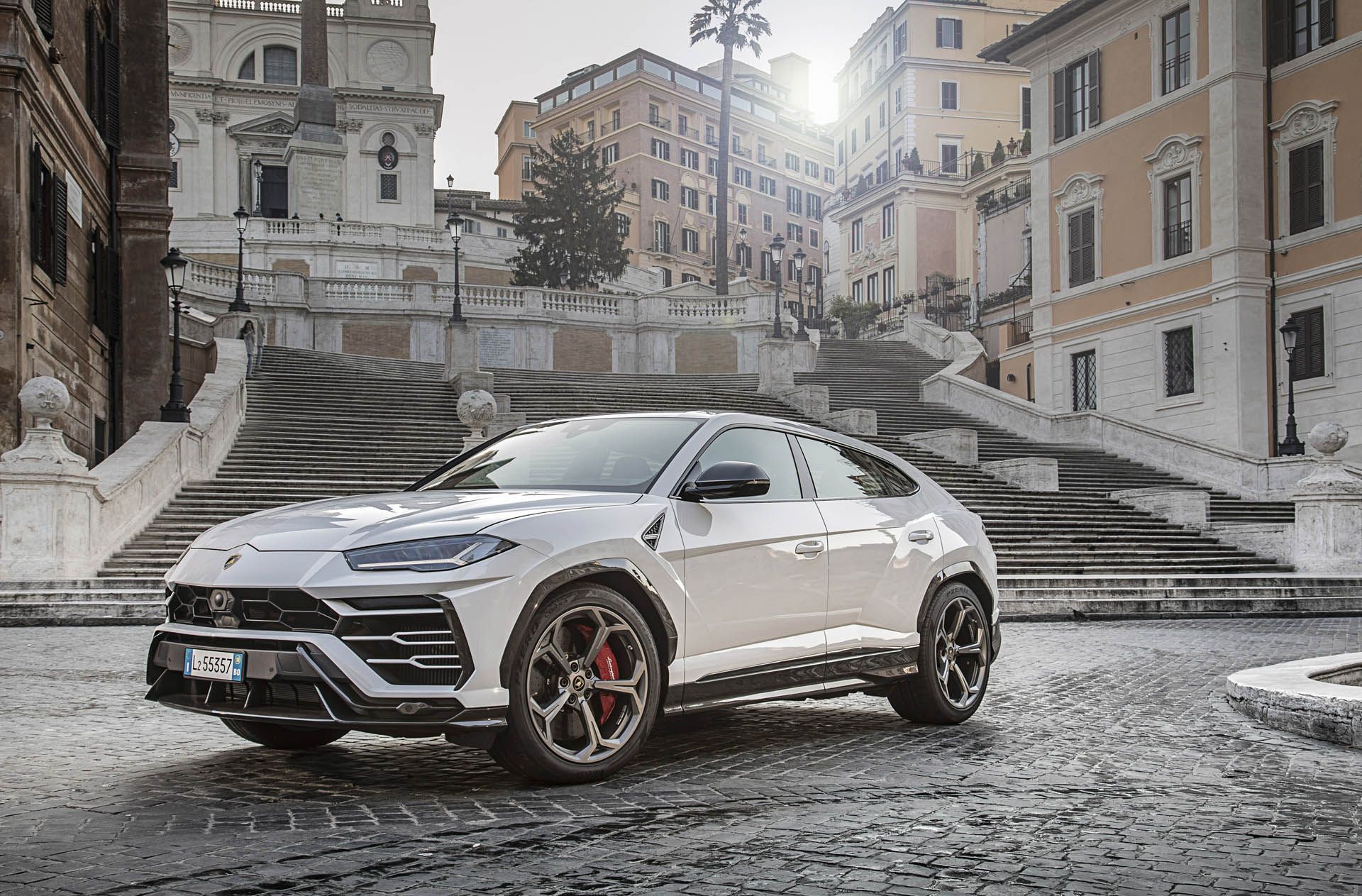 lamborghini-urus-world-tour-02 Lamborghini Urus Takes Selfies Around The World