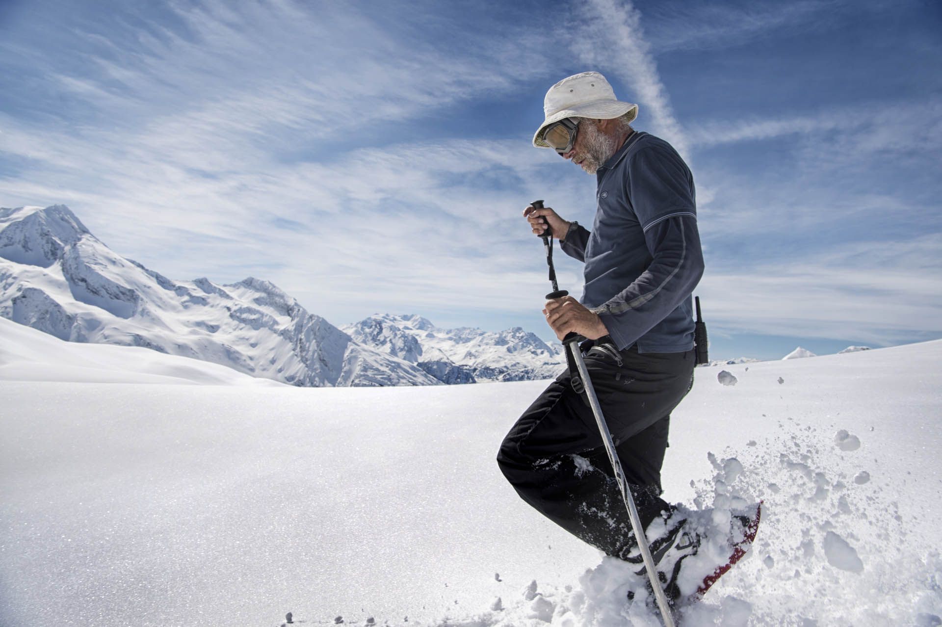 landroverlineinthesnow06 copy Land Rover Drew A Giant Defender In The Snow Atop French Alps