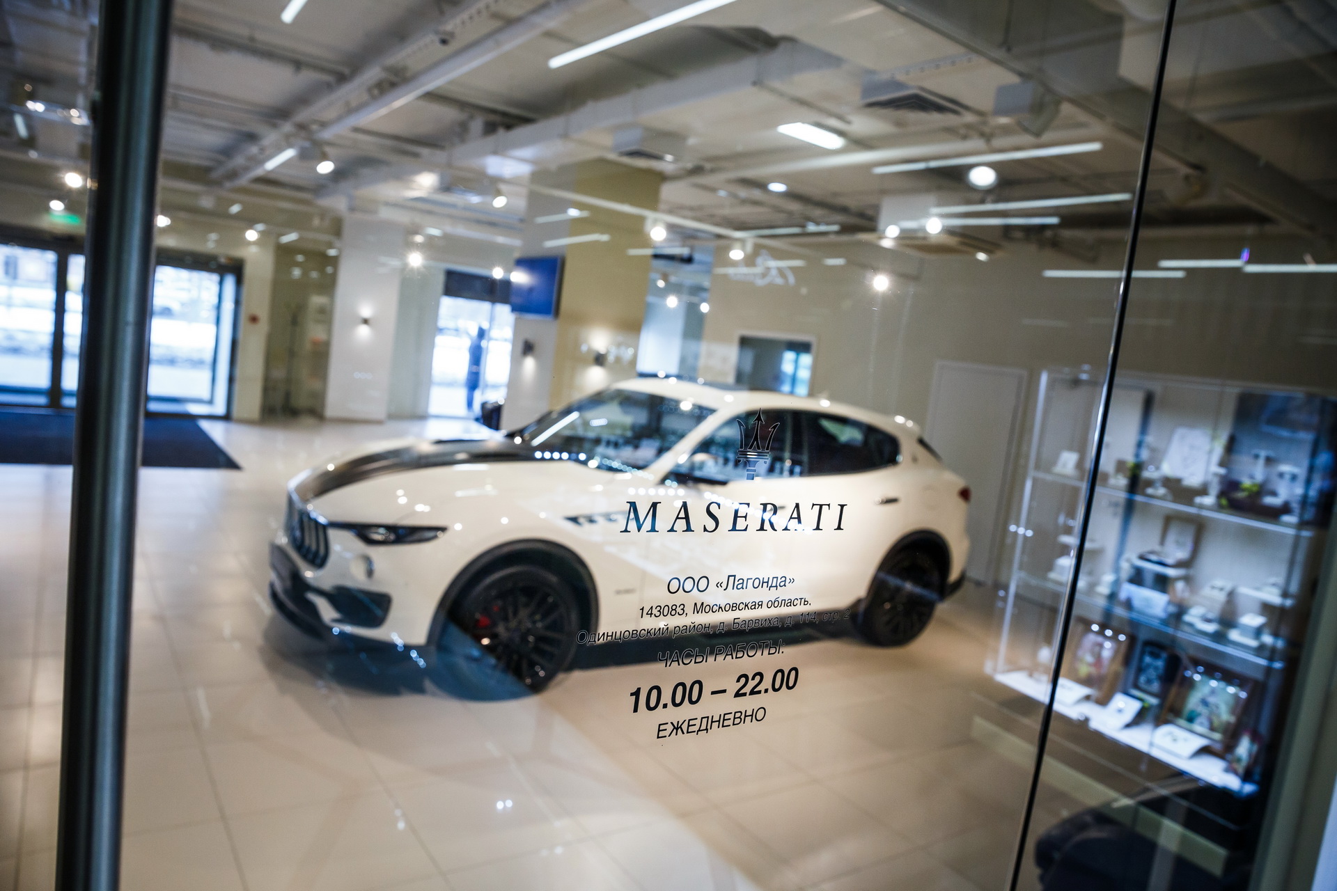larte-maserati-levante-shtorm-carbon-10 Larte Design Shows Off Its Shtorm Kit On A White Maserati Levante