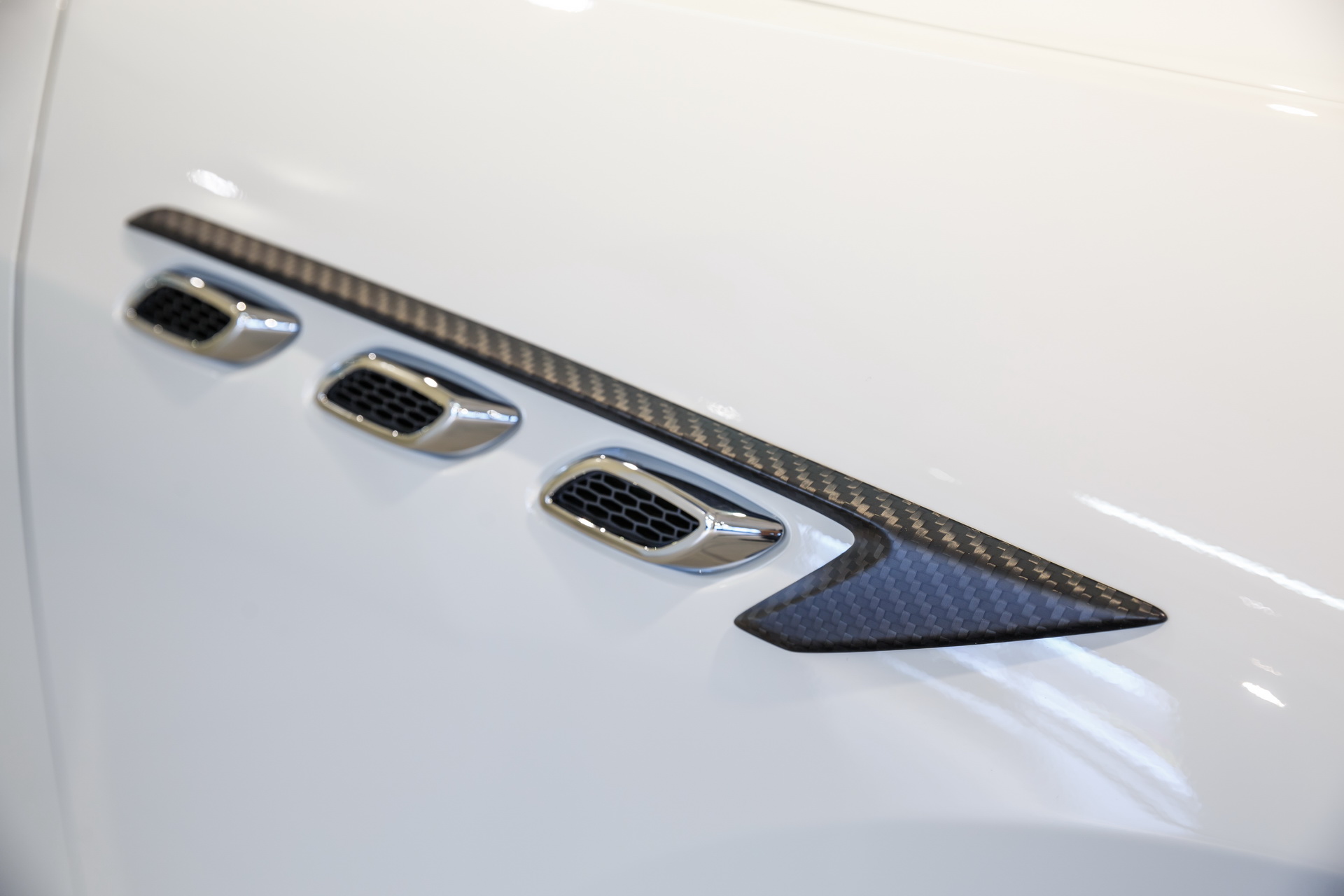larte-maserati-levante-shtorm-carbon-15 Larte Design Shows Off Its Shtorm Kit On A White Maserati Levante