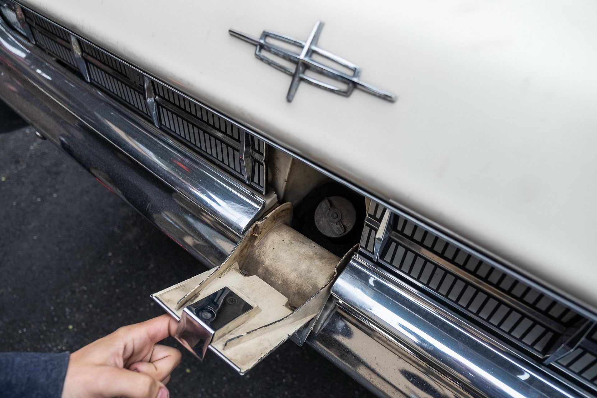 1963-lincoln-continental-convertible-bat-28 Bid On This 1963 Lincoln Continental Convertible And Take Your Entourage For A Drive