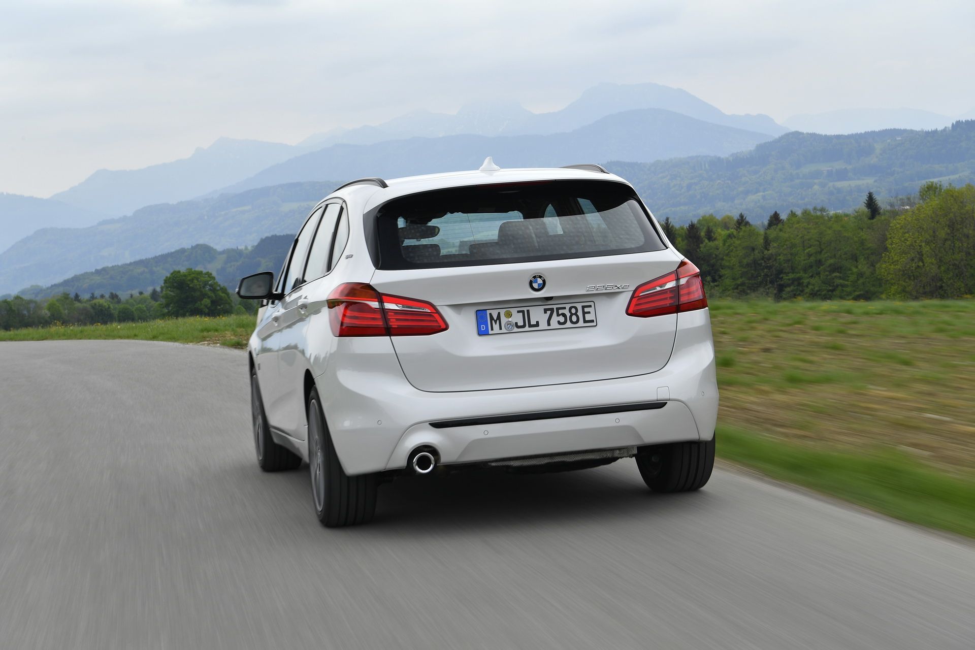 2018-bmw-225xe-iperformance-27 Explore Facelifted 2018 BMW 2-Series Gran And Active Tourer MPVs In 131 Pictures