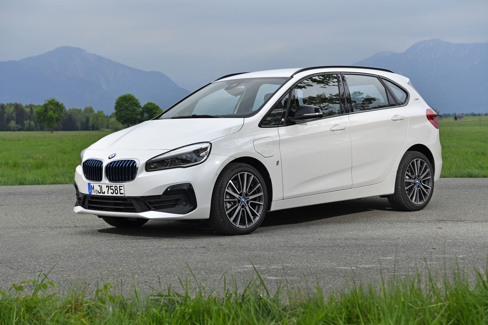 2018-bmw-225xe-iperformance-33 Explore Facelifted 2018 BMW 2-Series Gran And Active Tourer MPVs In 131 Pictures