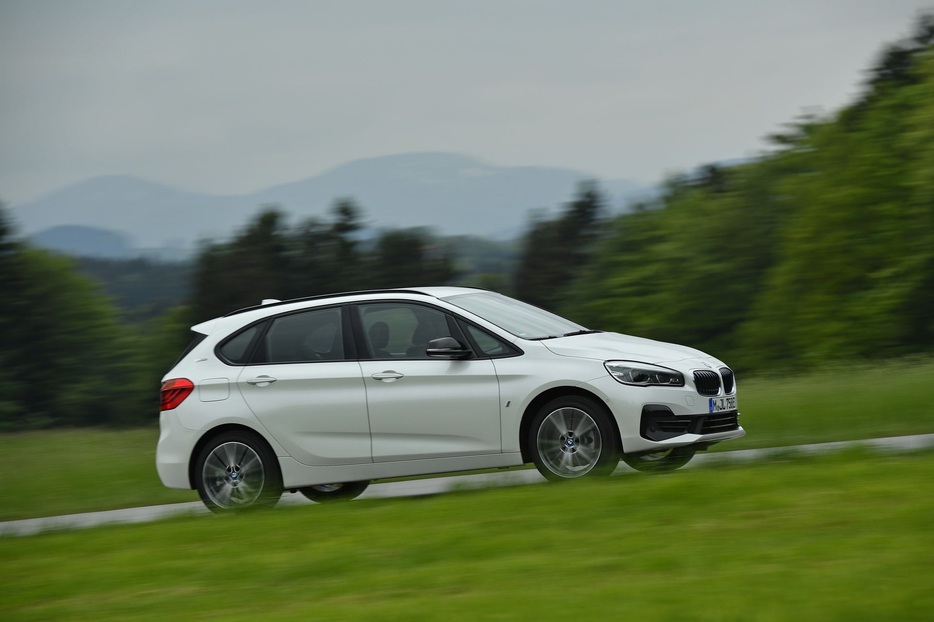 2018-bmw-225xe-iperformance-6 Explore Facelifted 2018 BMW 2-Series Gran And Active Tourer MPVs In 131 Pictures