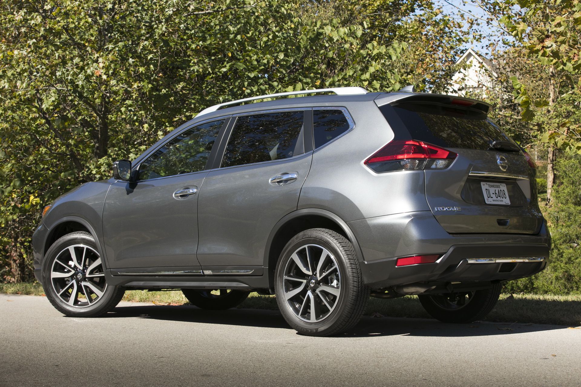 2018_Nissan_Rogue_03 2018 Nissan Rogue Hybrid Offers Up To 34 MPG, Priced From $27,995